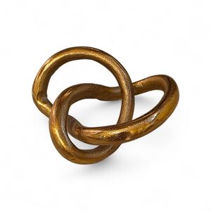 Elegant Gold Knot Sculpturr